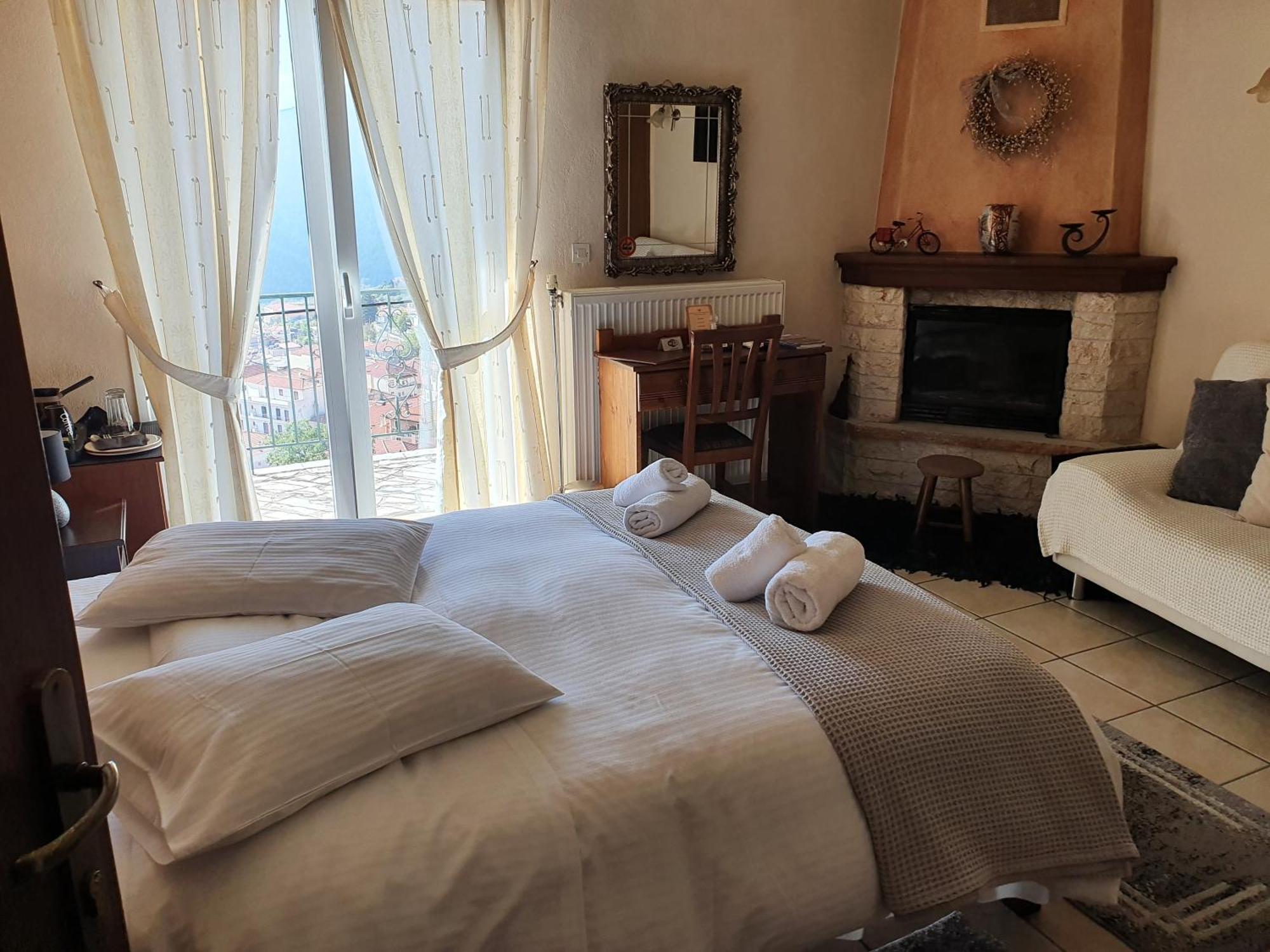 Semeli Guesthouse Карпенисион Экстерьер фото