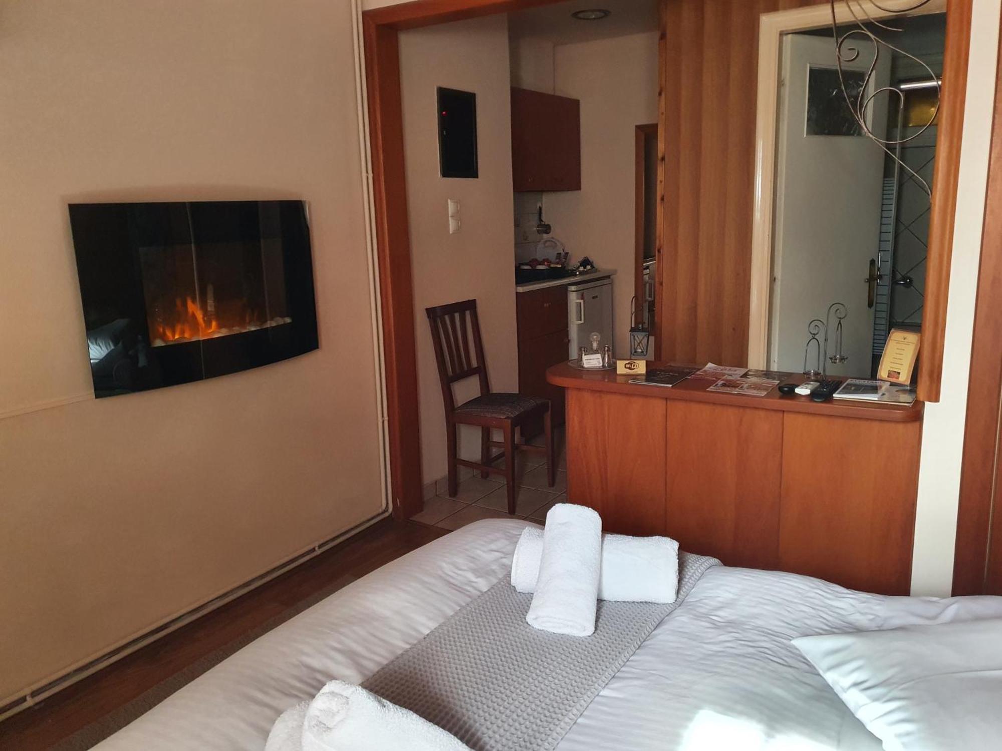 Semeli Guesthouse Карпенисион Экстерьер фото